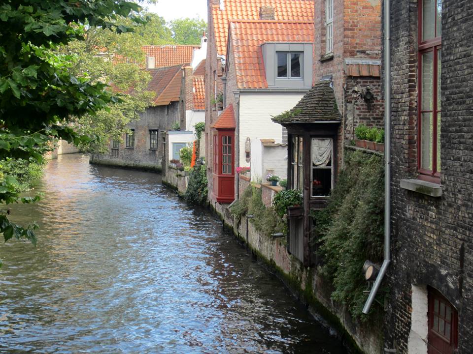 Um dos canais de Bruges. Foto: NiKi Verdot | 1001 Dicas de Viagem