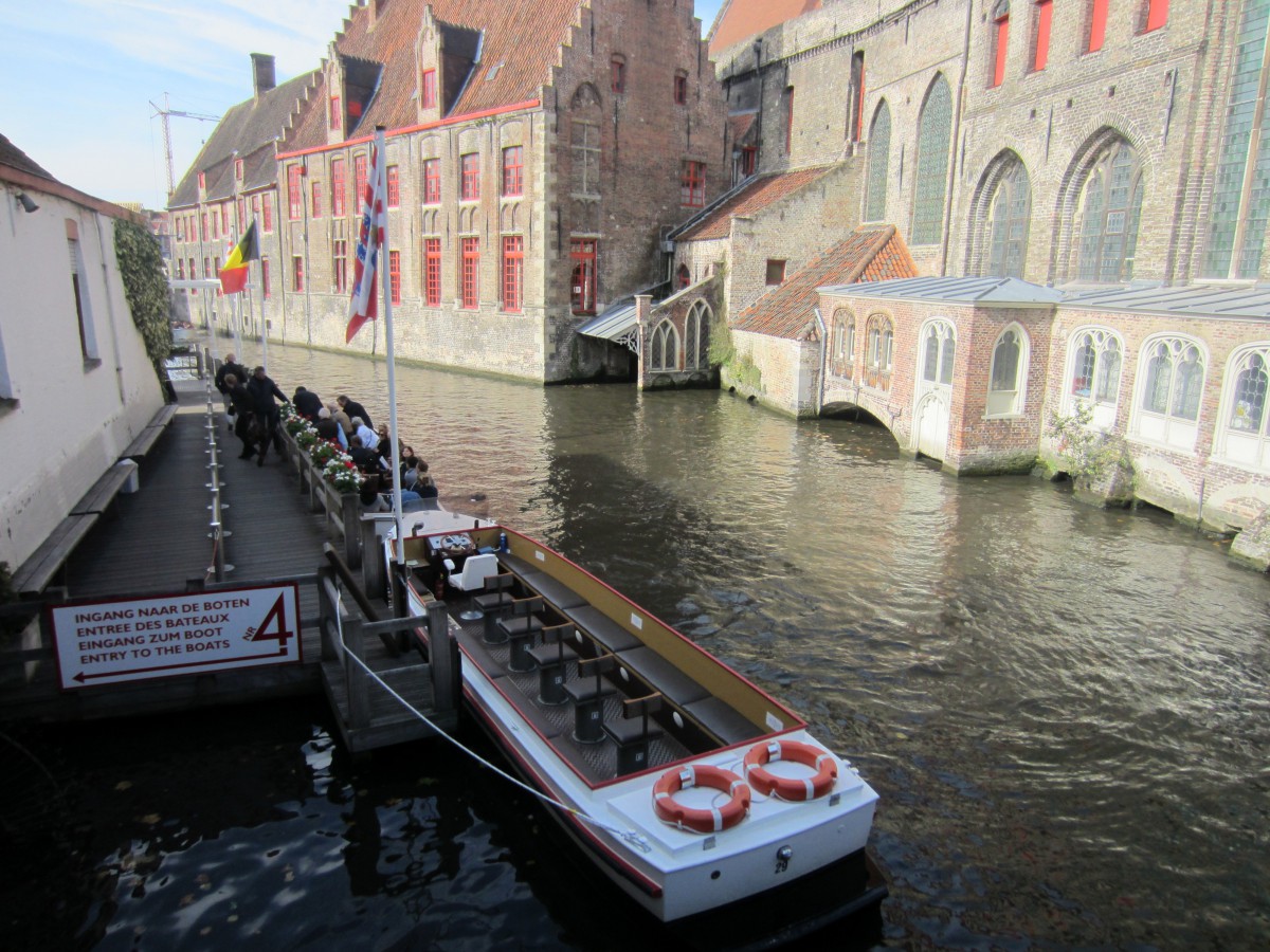 Passeio de barco em Bruges. Foto: NiKi Verdot | 1001 Dicas de Viagem