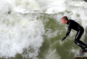 Surfing in Munich Englischer Garten Surf em Munique | 1001 Dicas de Viagem