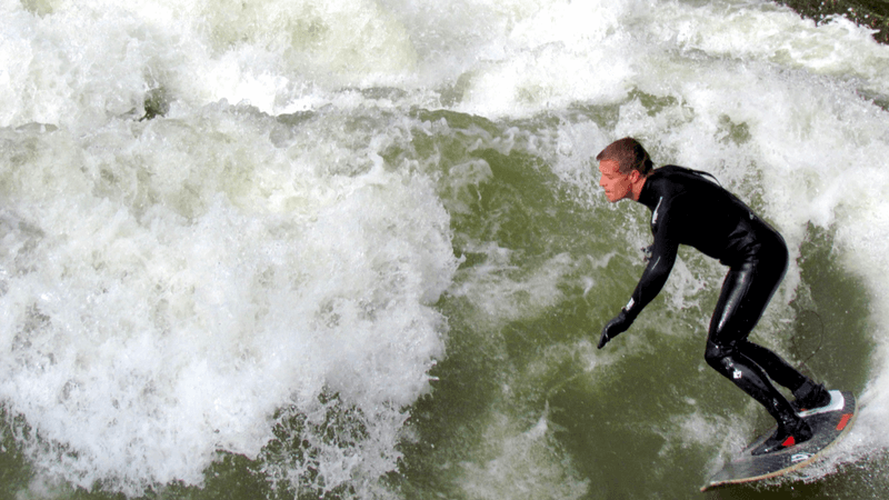 Surfing in Munich Englischer Garten Surf em Munique | 1001 Dicas de Viagem