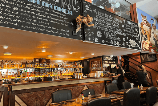 Bar da Dona Onça Chef Janaína Rueda | Restaurante em São Paulo Bar da Dona Onça. Restaurante Dona Onça. Restaurante no centro de São Paulo. Dona Onça no Edifício Copan. Casa do Porco. Restaurantes em São Paulo. Bares em São Paulo. Onde comer no centro de São Paulo.